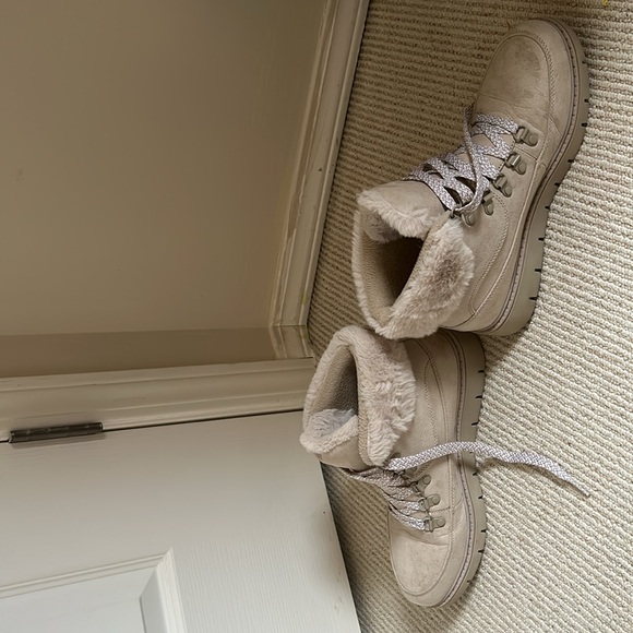 New rain and snow boots. - Picture 2 of 4